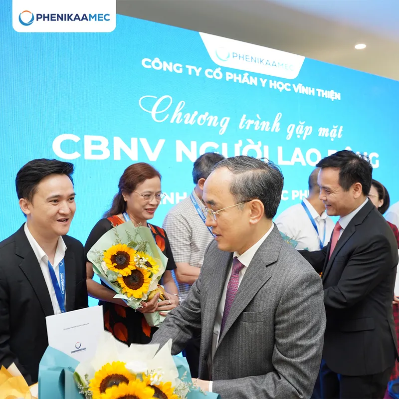PGS.TS Hồ Xuân Năng và PGS.TS.BS Nguyễn Thanh Hồi trao quyết định bổ nhiệm Trưởng khoa/phòng của Dự án Bệnh viện Đại học Phenikaa