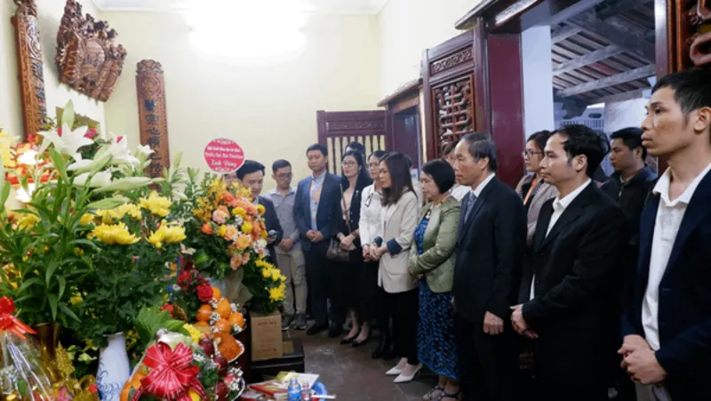 Khối ngành Khoa học sức khỏe – Trường ĐH Phenikaa đã tổ chức Lễ dâng hương tưởng nhớ cuộc đời, sự nghiệp của Đại danh y Hải thượng Lãn ông Lê Hữu Trác và Đại danh y Thiền sư Tuệ Tĩnh tại Y Miếu Thăng Long
