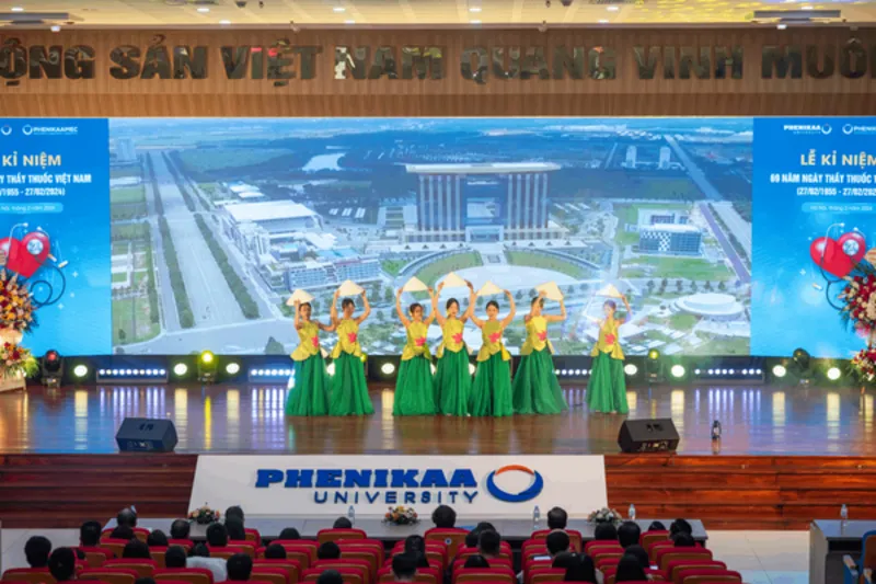 Tiết mục văn nghệ do chính các em sinh viên Trường Đại học Phenikaa tham gia trình diễn.