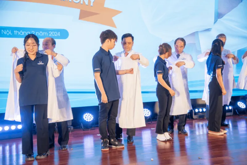 Tại buổi lễ, Trường Đại học Phenikaa đã thực hiện Lễ trao áo Blouse cho sinh viên K17 khối ngành Khoa học sức khỏe.