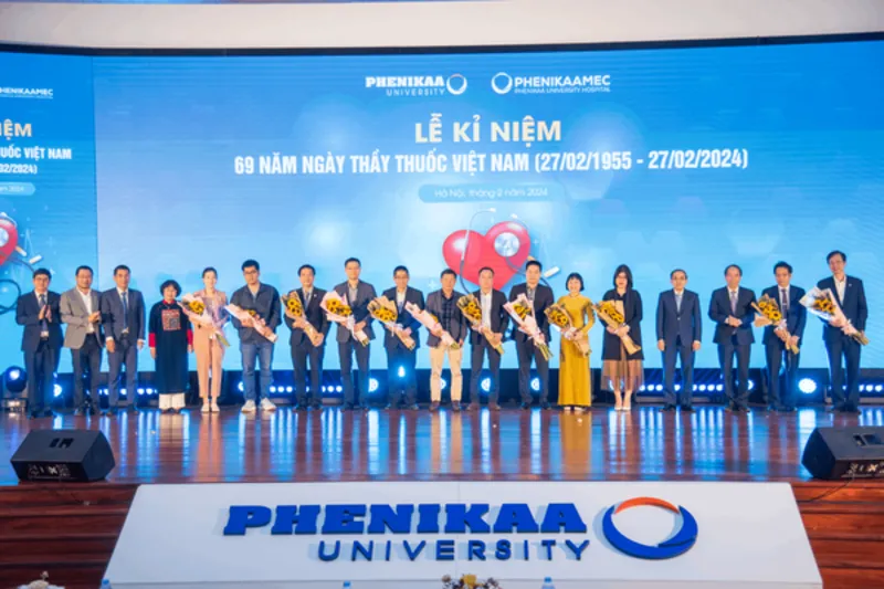 Ban Lãnh đạo Tập đoàn tặng hoa chúc mừng đại diện các Bệnh viện/công ty Dược/công ty thiết bị y tế.