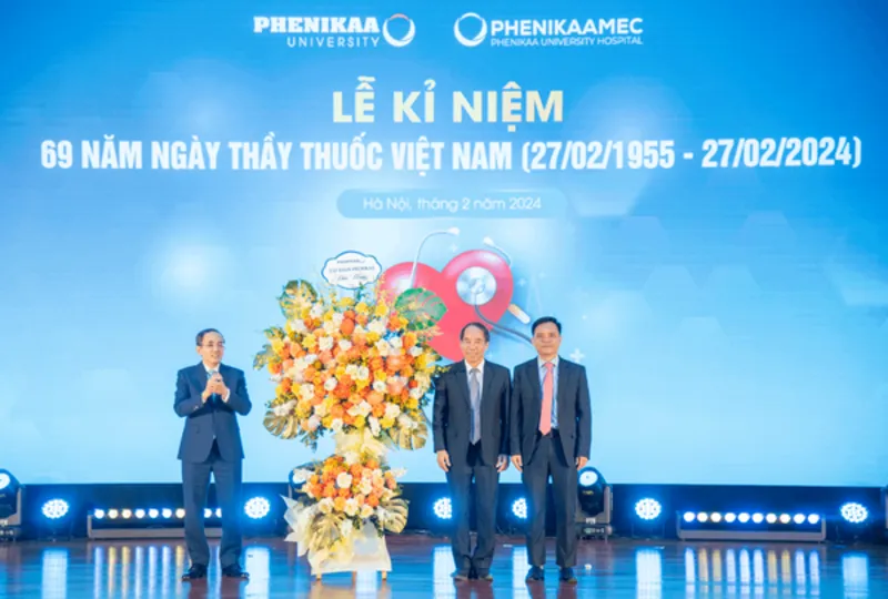 PGS. TS Hồ Xuân Năng – Chủ tịch Tập đoàn Phenikaa trao lẵng hoa chúc mừng tới Lãnh đạo Khối ngành KHSK Trường Đại học Phenikaa và Dự án Bệnh viện Đại học Phenikaa.